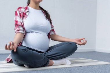 femme enceinte en séance de yoga prénatal